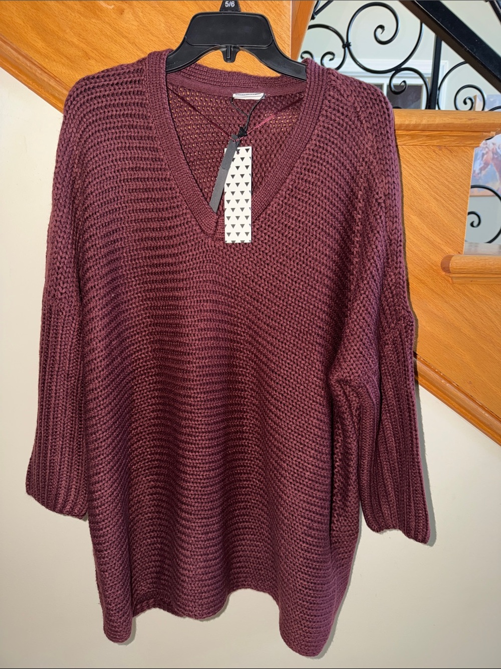 Noisy May Women’s V-Neck Chunky Knit Sweater - Burgundy Size Medium New With Tag